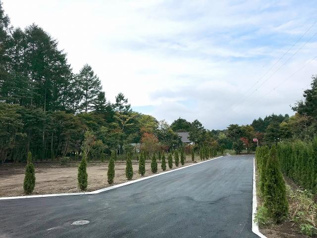 軽井沢町の別荘・定住双方に適したスーパーツルヤ徒歩圏内の平坦な土地